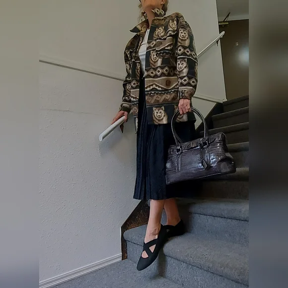 Wolf Patterned Button-Up Fleece Shirt - Picture 6 of 12